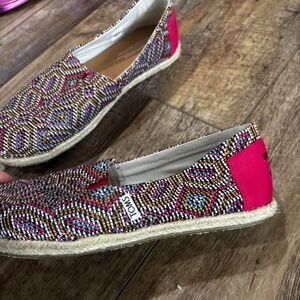 TOM'S Elegant Sz 8.5 M Women's Feminine Round Toe Pink Blue Flat Ballet Shoes